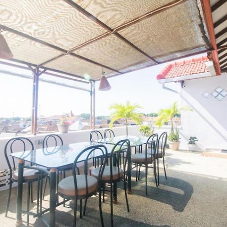 Hotel RedDoorz near Pantai Boom Banyuwangi  Esterno foto