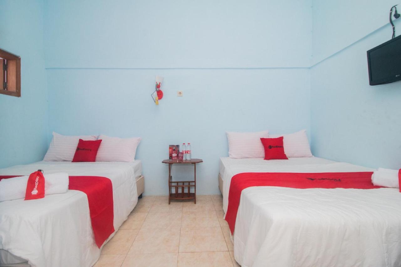 Hotel RedDoorz near Pantai Boom Banyuwangi  Esterno foto