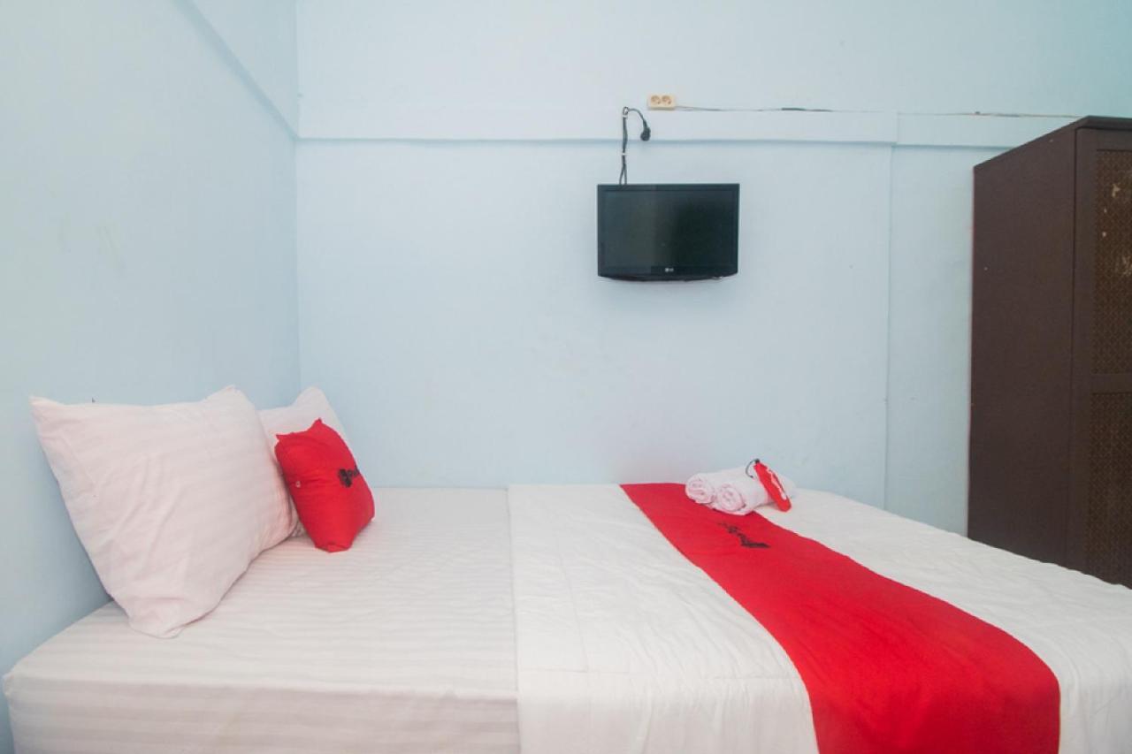 Hotel RedDoorz near Pantai Boom Banyuwangi  Esterno foto