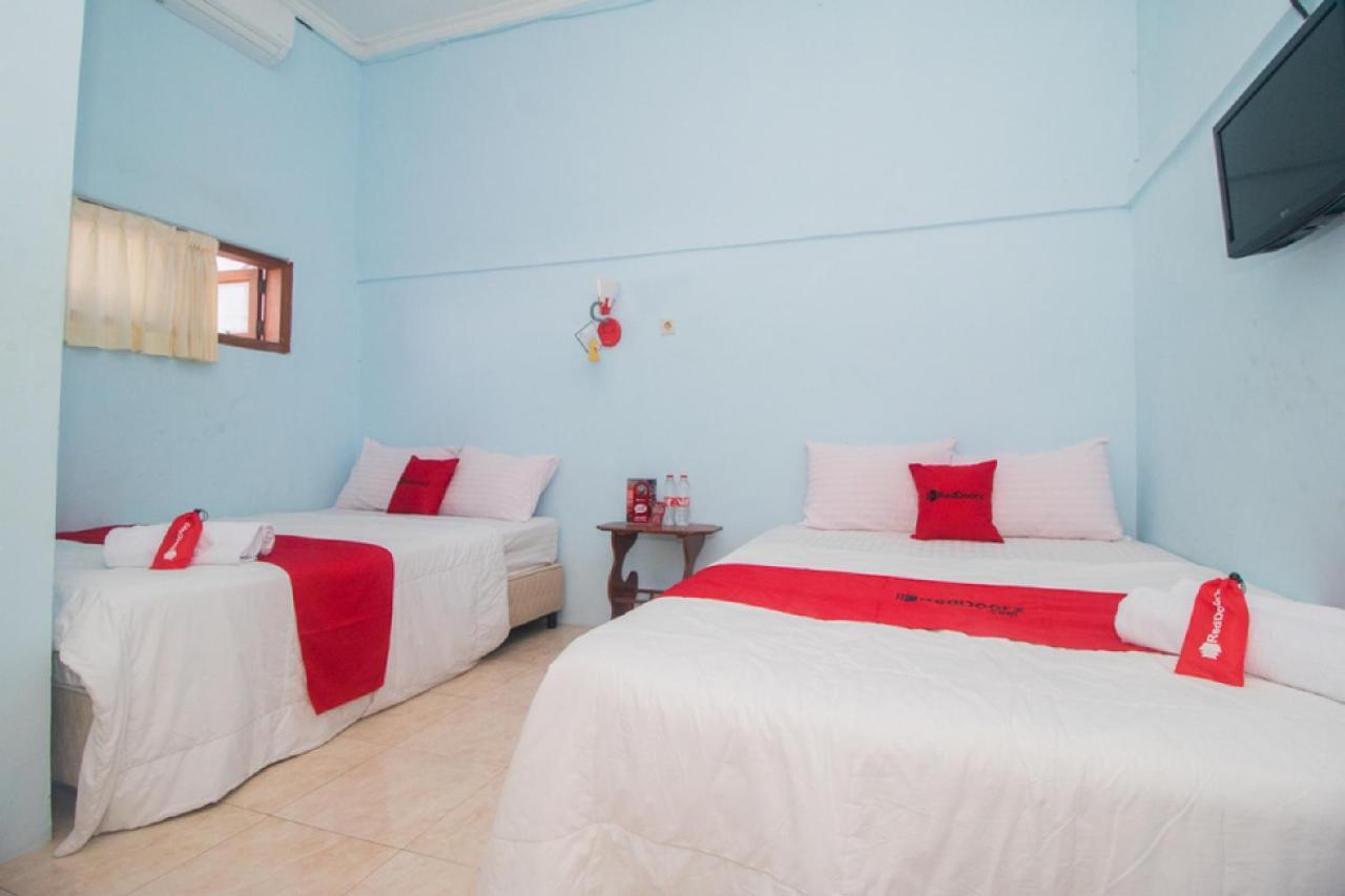 Hotel RedDoorz near Pantai Boom Banyuwangi  Esterno foto
