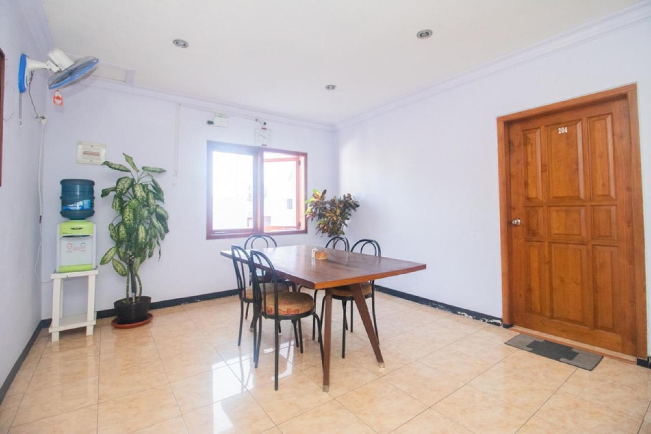 Hotel RedDoorz near Pantai Boom Banyuwangi  Esterno foto