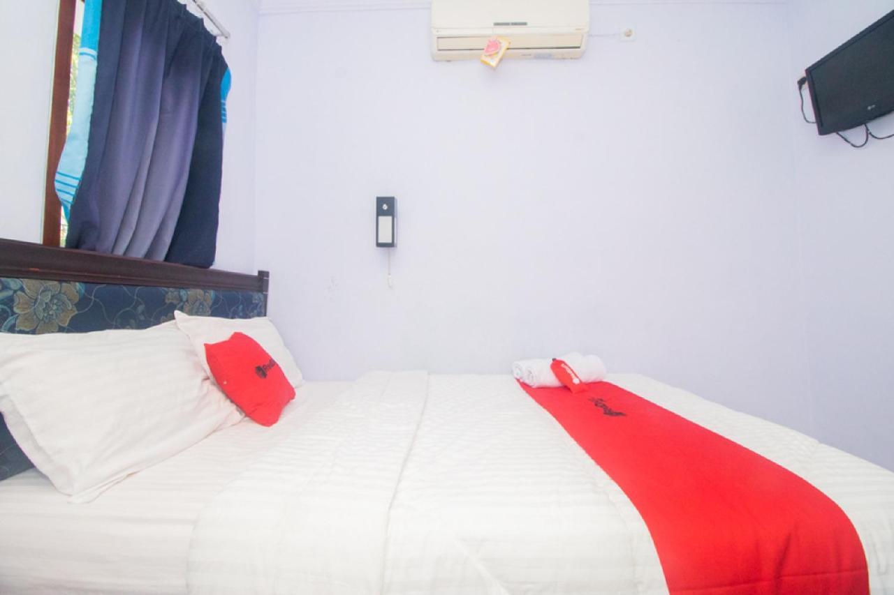 Hotel RedDoorz near Pantai Boom Banyuwangi  Esterno foto