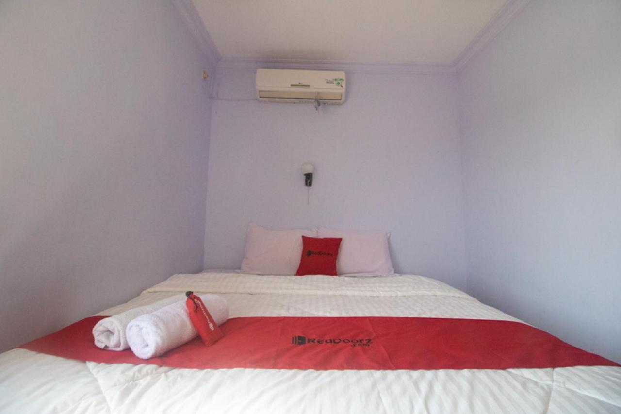 Hotel RedDoorz near Pantai Boom Banyuwangi  Esterno foto