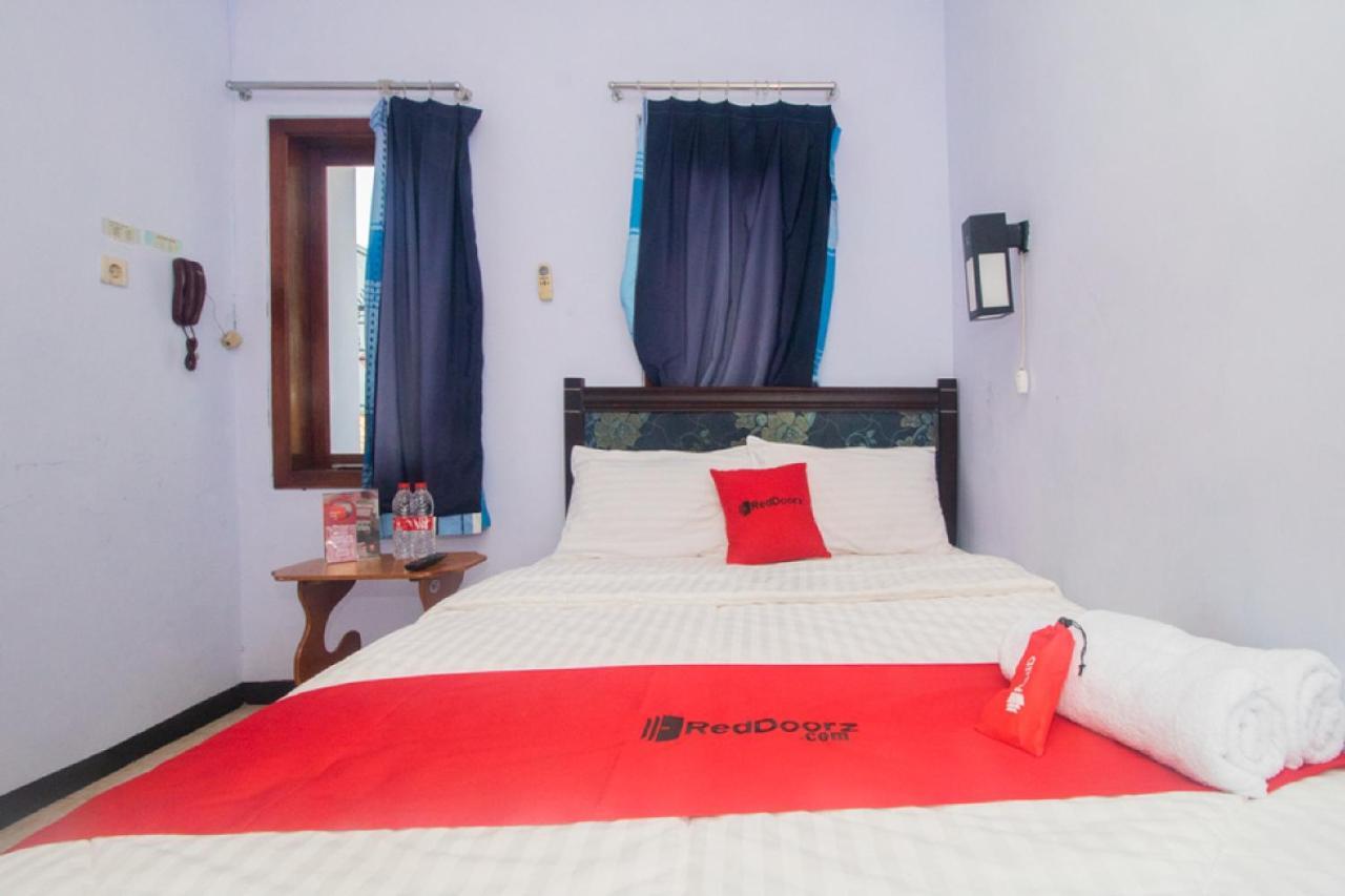 Hotel RedDoorz near Pantai Boom Banyuwangi  Esterno foto