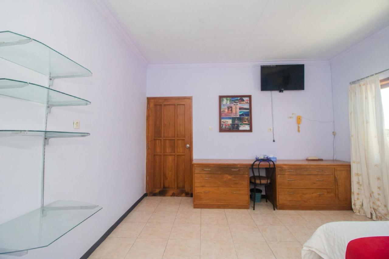 Hotel RedDoorz near Pantai Boom Banyuwangi  Esterno foto