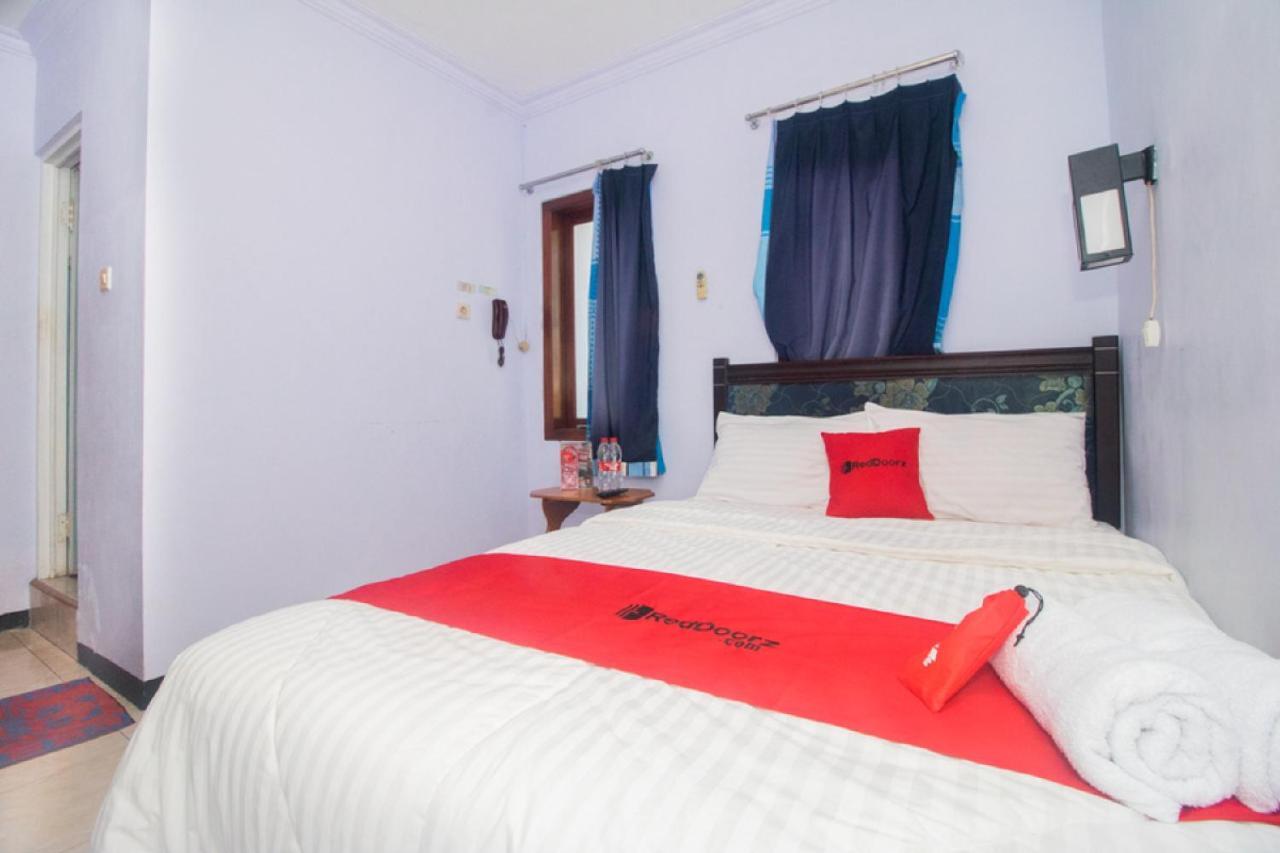 Hotel RedDoorz near Pantai Boom Banyuwangi  Esterno foto