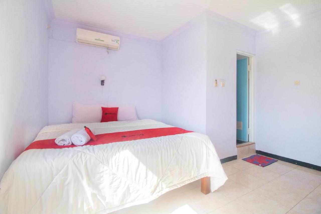 Hotel RedDoorz near Pantai Boom Banyuwangi  Esterno foto